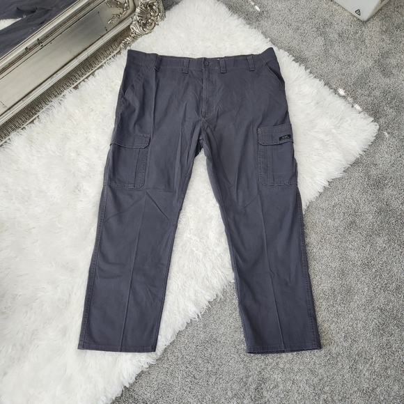 WRANGLER MEN'S FIVE STAR PREMIUM RELAXED FIT FLEX CARGO PANT IN ANTHRACITE. Size - Picture 3 of 8